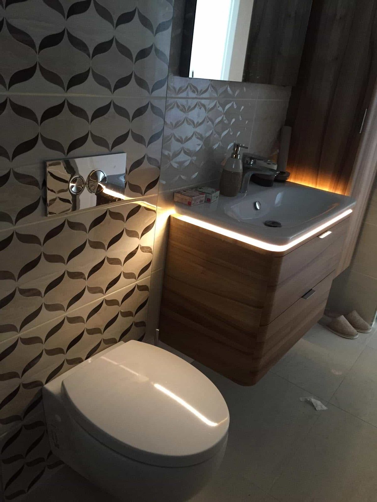 Işıklı aynasıyla koyu renk lavabo dolabı