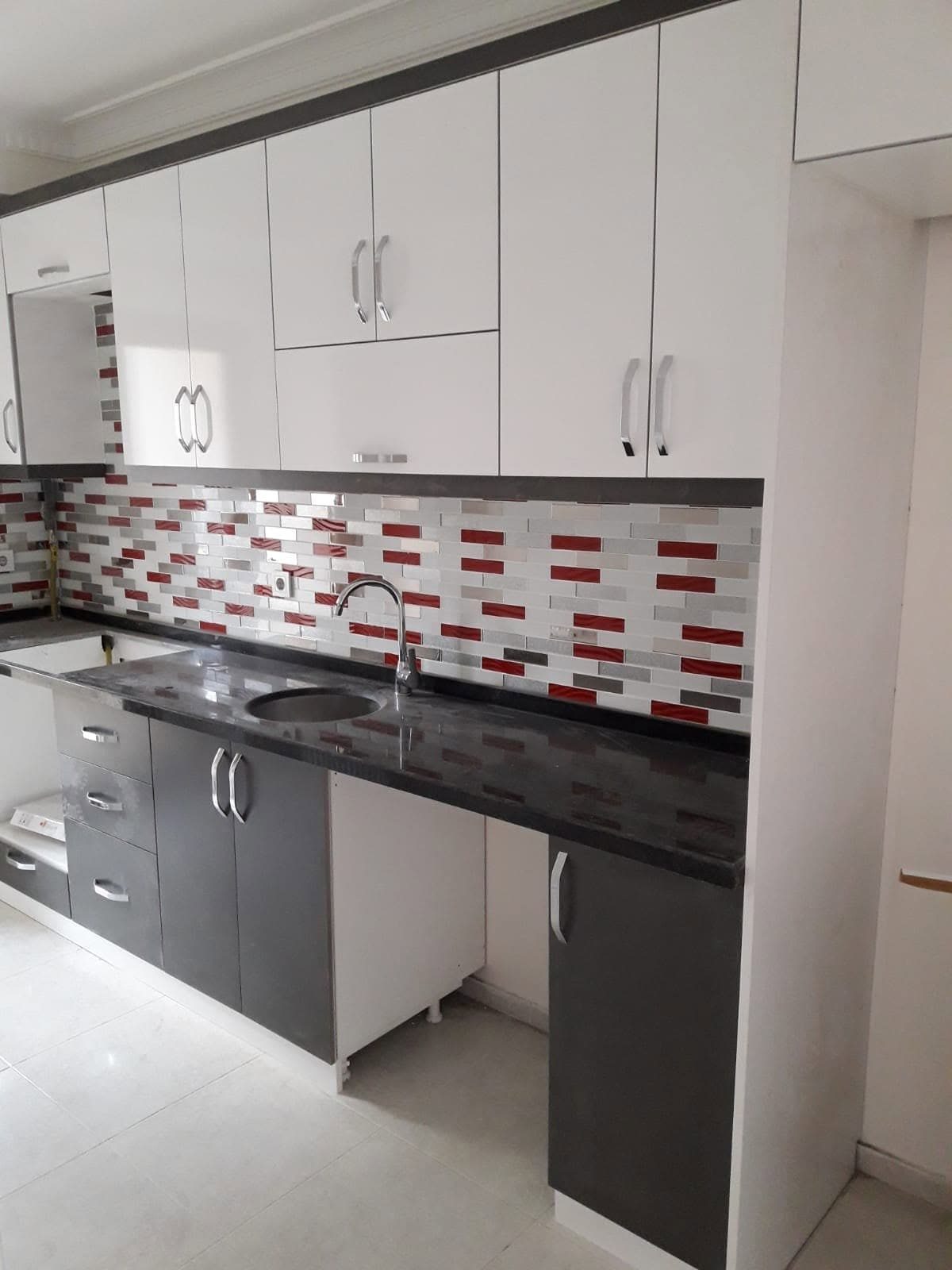 Uzun tezgâh ve banyo dolabı
