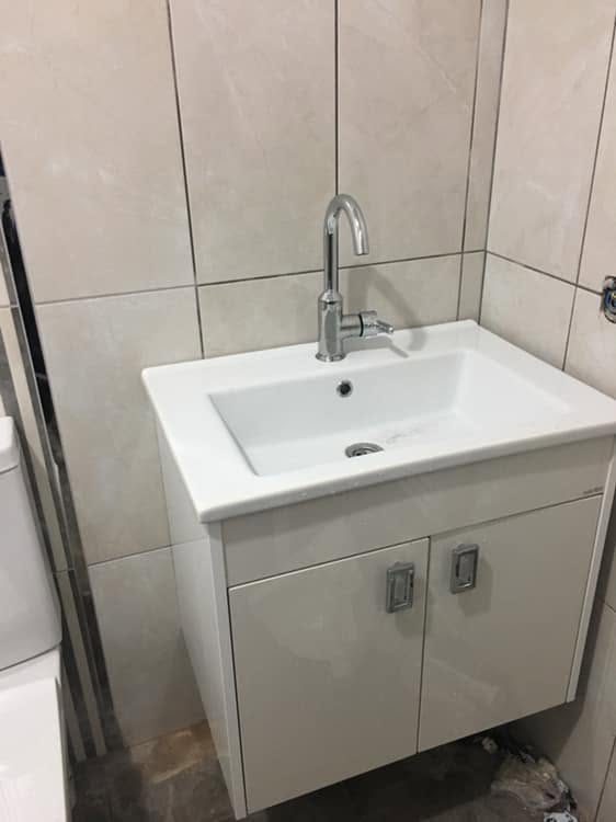Tezgâh üstü lavabo ve ahşap dolap