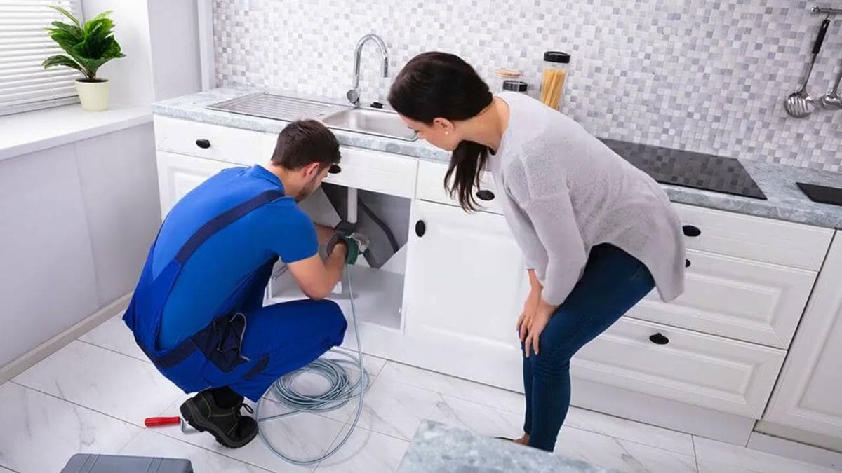 Lavabo tesisatı ve bağlantılar üzerinde çalışma