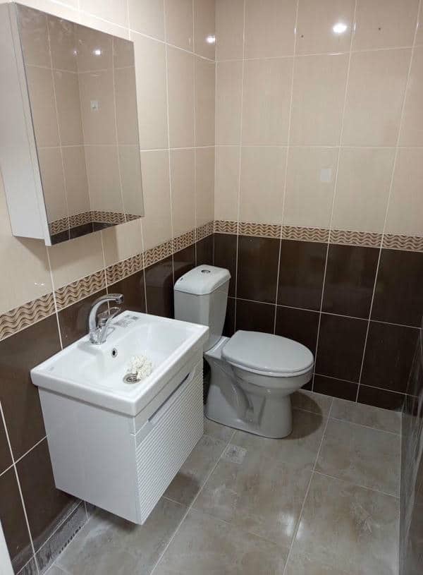 Banyoda lavabo dolabı ve klozet